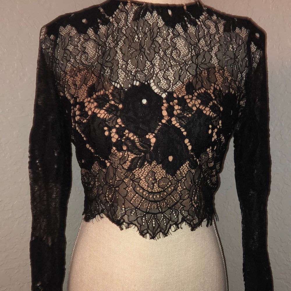 Forever 21 lace black long sleeved crop top